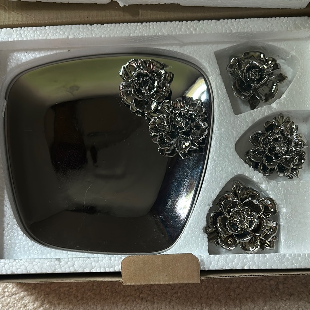 Gold Canyon New In Box - Silver Floral Decorative Set